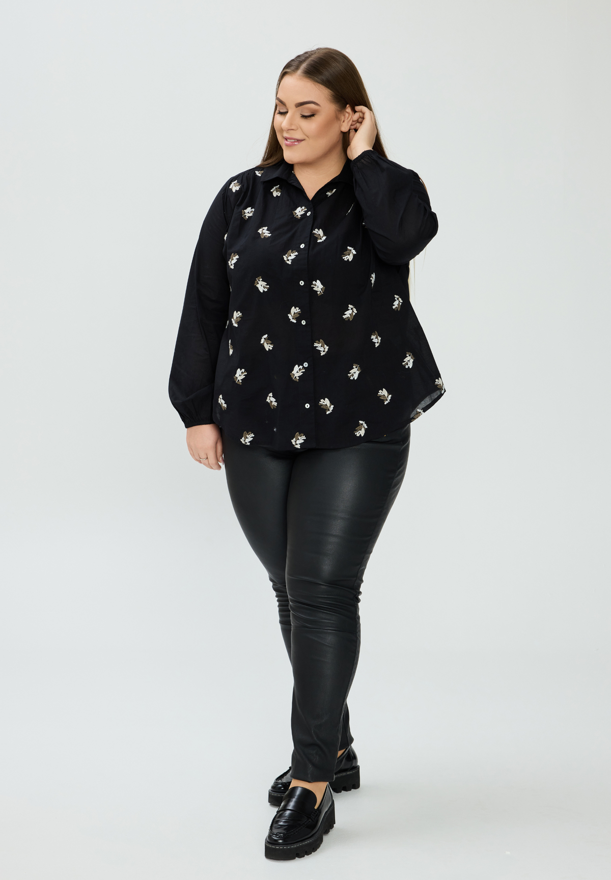 NO. 1 BY OX Shirt w embroidered flowers and long sleeves w elastic in cuffs Skjorter Sort
