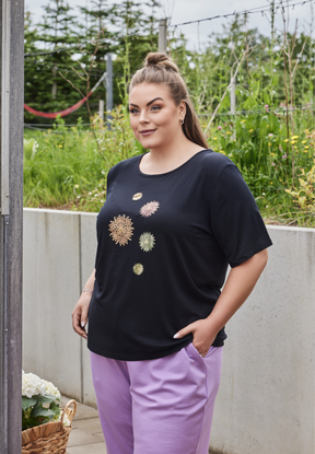 NO. 1 BY OX T-shirt med blomsterprint T-shirts Sort