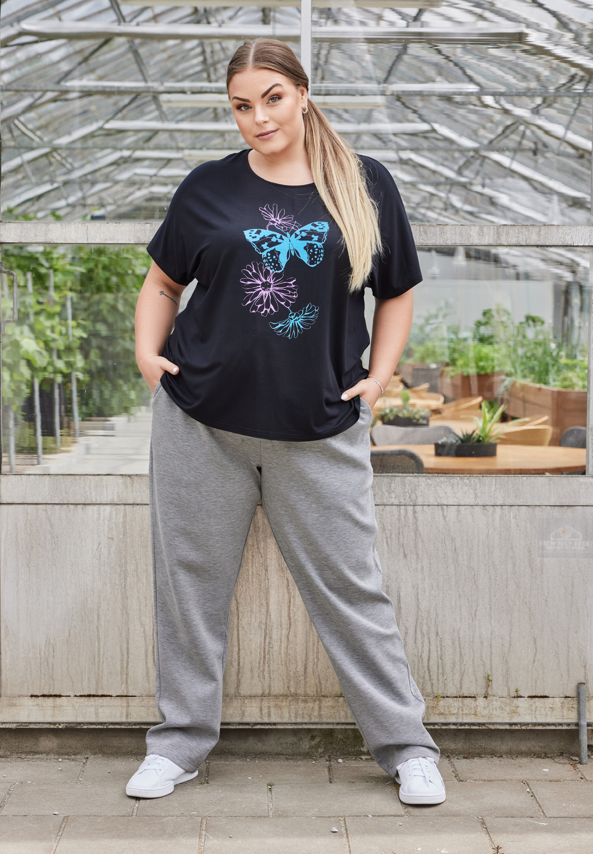NO. 1 BY OX T-shirt med sommerfugl T-shirts Sort