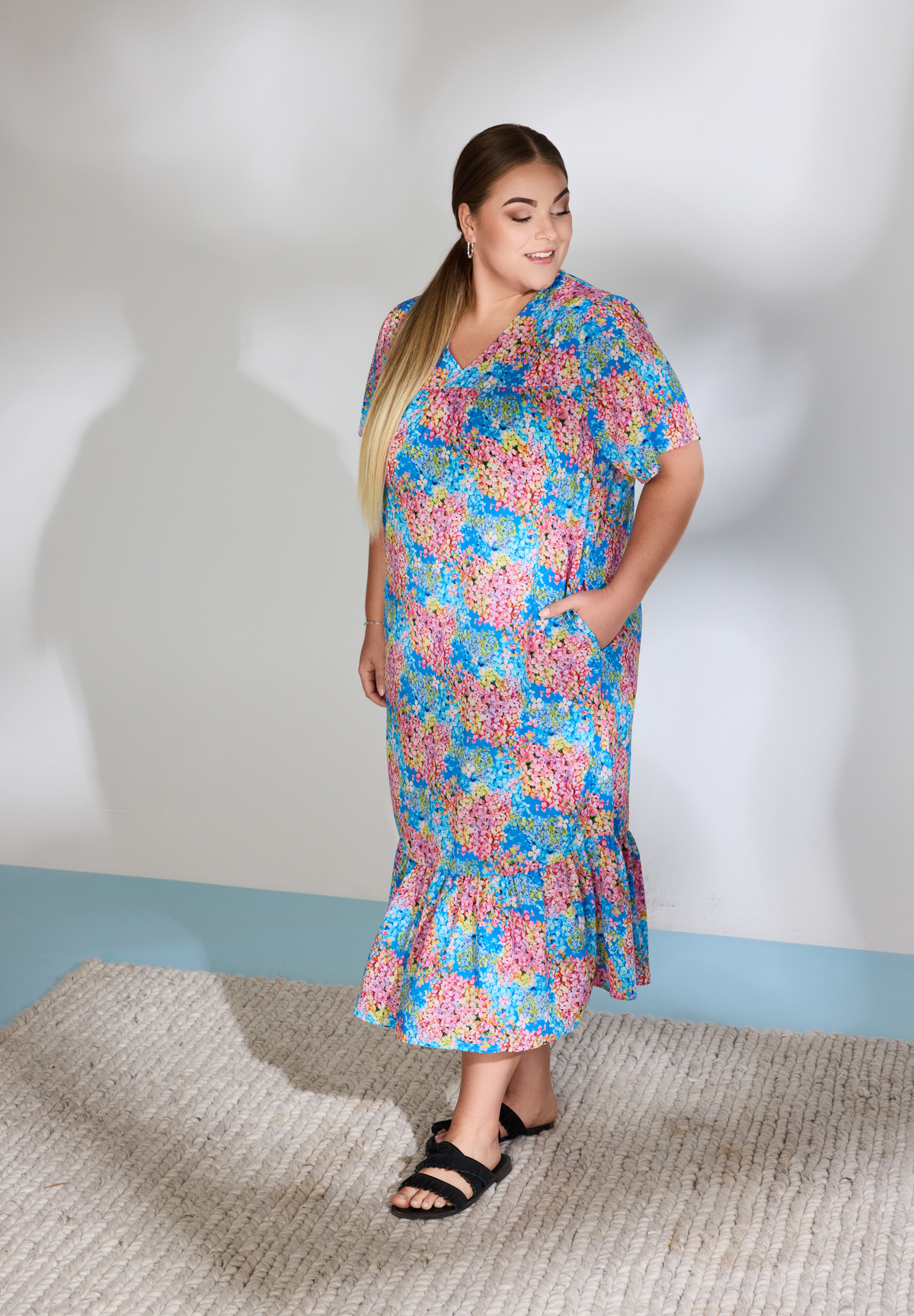 NO. 1 BY OX V neck Dress w wide SS sleeves Kjoler Clear Blue with multicolored flowers