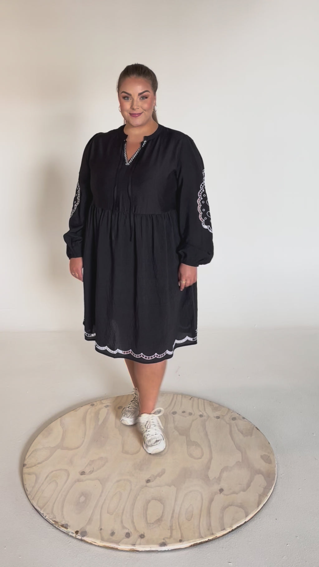 NO. 1 BY OX Kjole med broderi detaljer Kjoler Sort