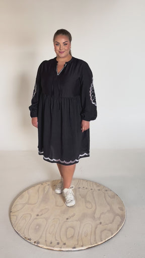 NO. 1 BY OX Kjole med broderi detaljer Kjoler Sort