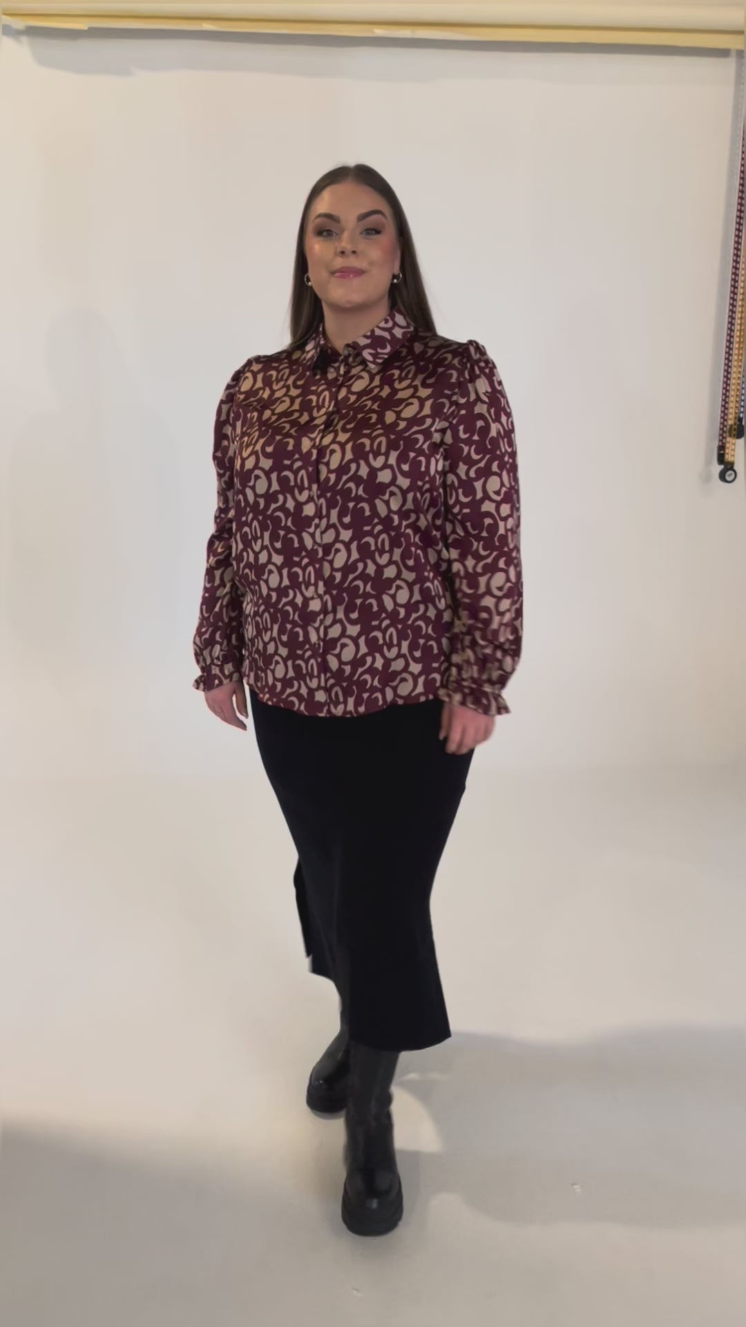 NO. 1 BY OX Shirt w LS puff and flair cuffs Skjorter Warm Sand w Syrah Red graphic print