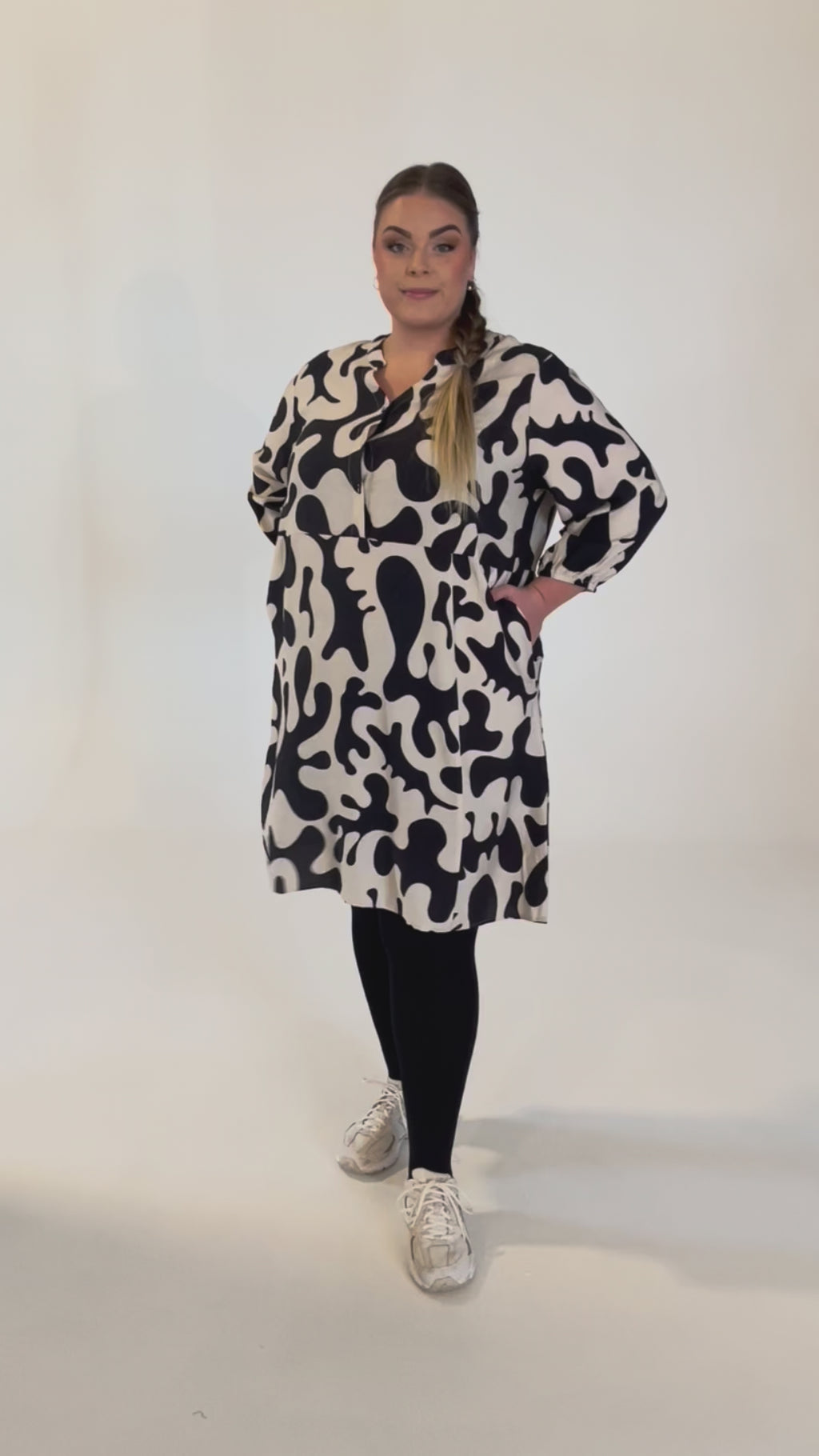 NO. 1 BY OX Kjole i klassisk print Tunika Sand w Black splatter print