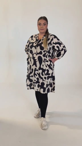 NO. 1 BY OX Kjole i klassisk print Tunika Sand w Black splatter print