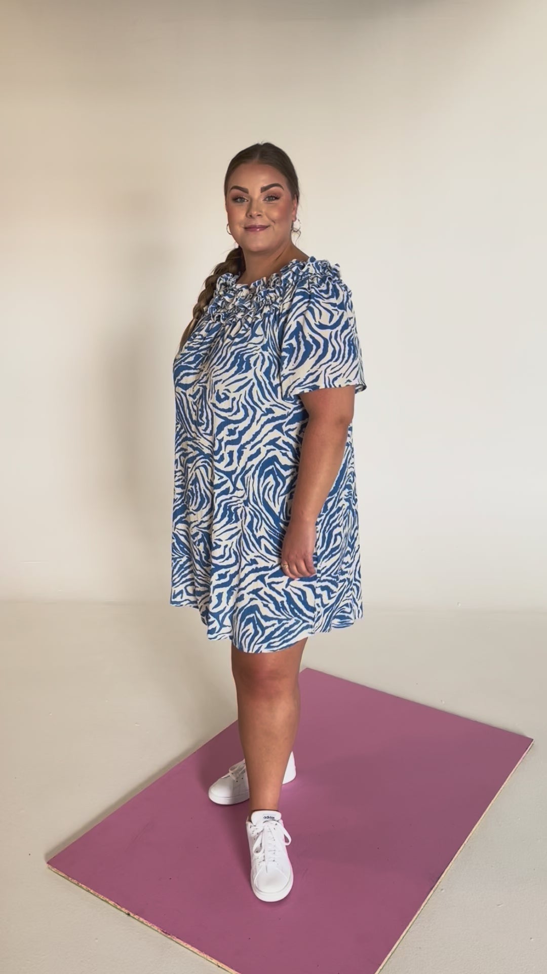 NO. 1 BY OX Kjole med flæser omkring hals Kjoler Cream w deep blue animal print