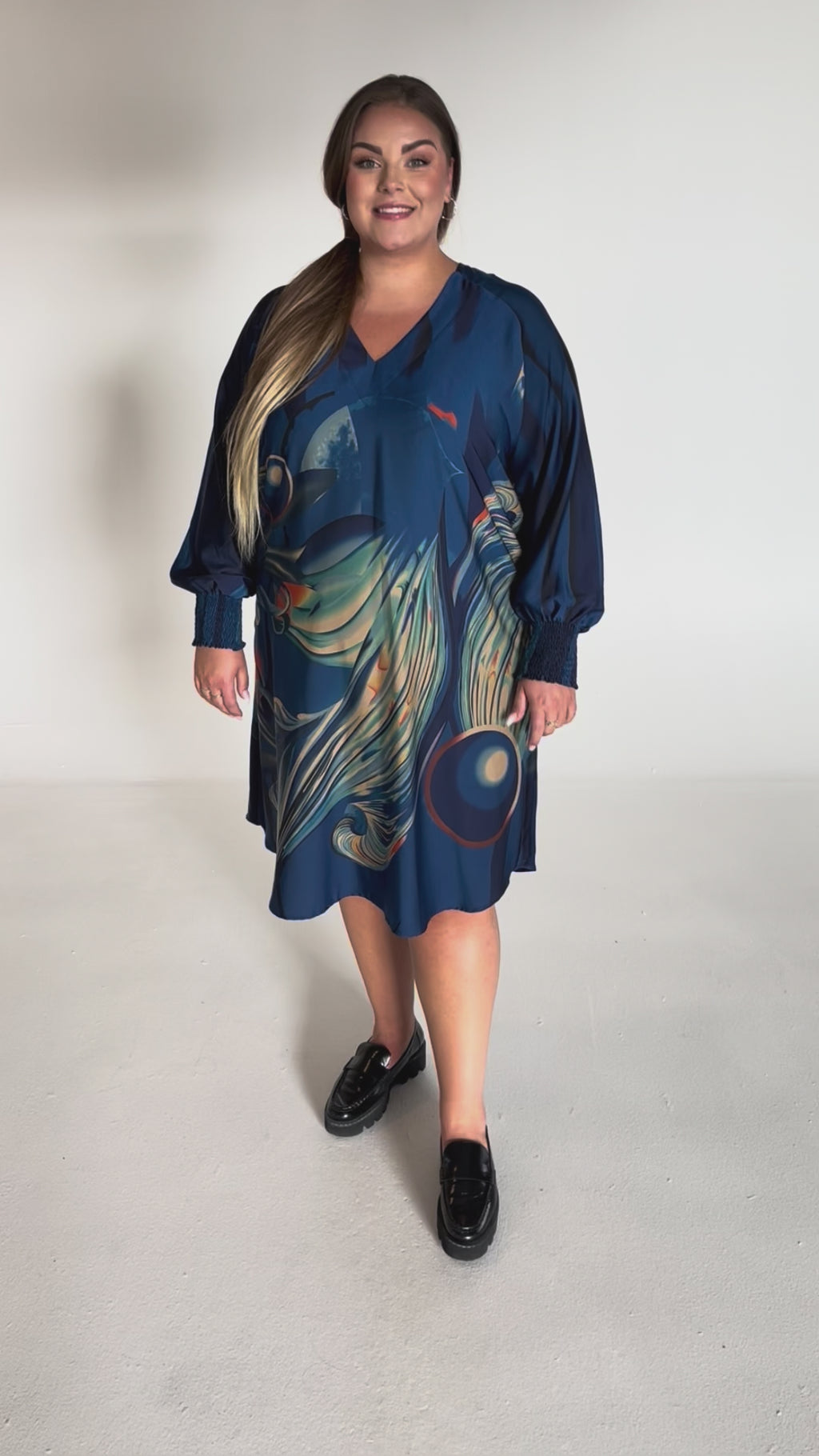 NO. 1 BY OX Løs V-hals kjole med lange ærmer og smock manchetter Kjoler Dark Cobalt Blue w big graphic print
