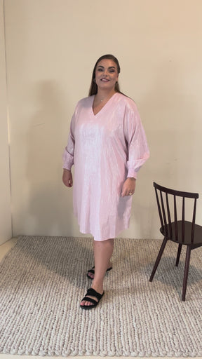 NO. 1 BY OX Elegant og feminin kjole Kjoler Rosa