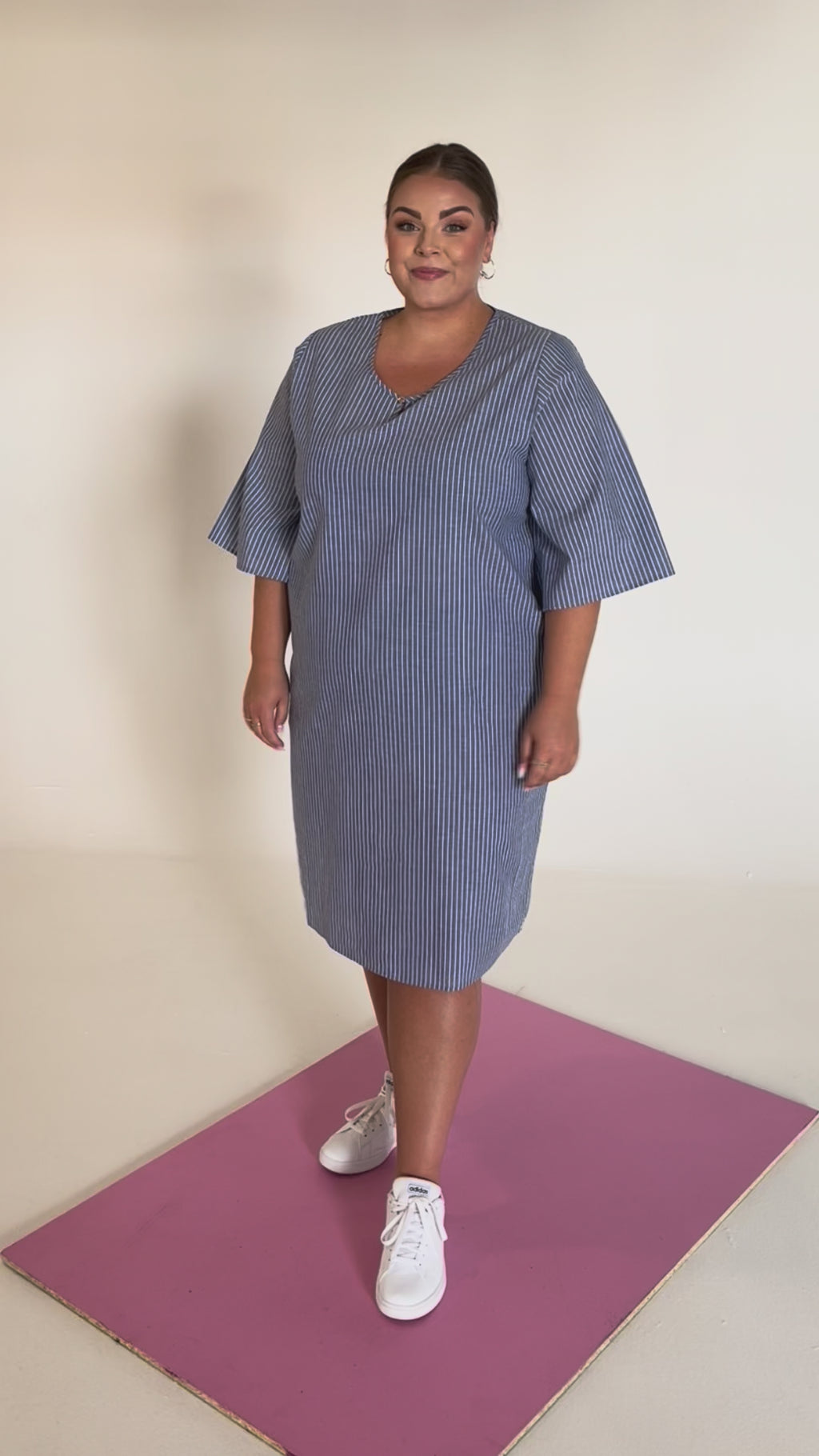 NO. 1 BY OX Klassisk stribet kjole Kjoler Denim blue pinstripes