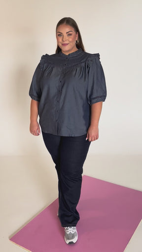 NO. 1 BY OX Elegant bluse med flæse detaljer Skjorter Blå