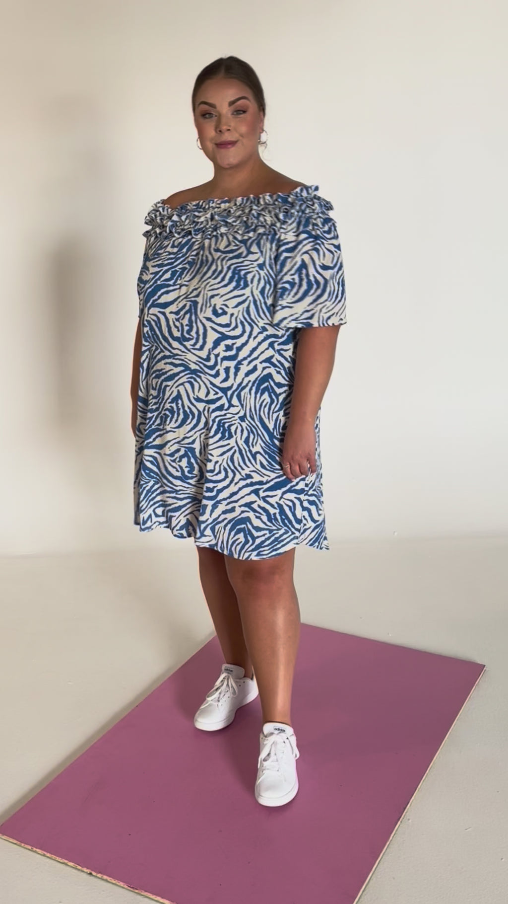 NO. 1 BY OX Kjole med flæser omkring hals Kjoler Cream w deep blue animal print