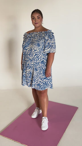 NO. 1 BY OX Kjole med flæser omkring hals Kjoler Cream w deep blue animal print