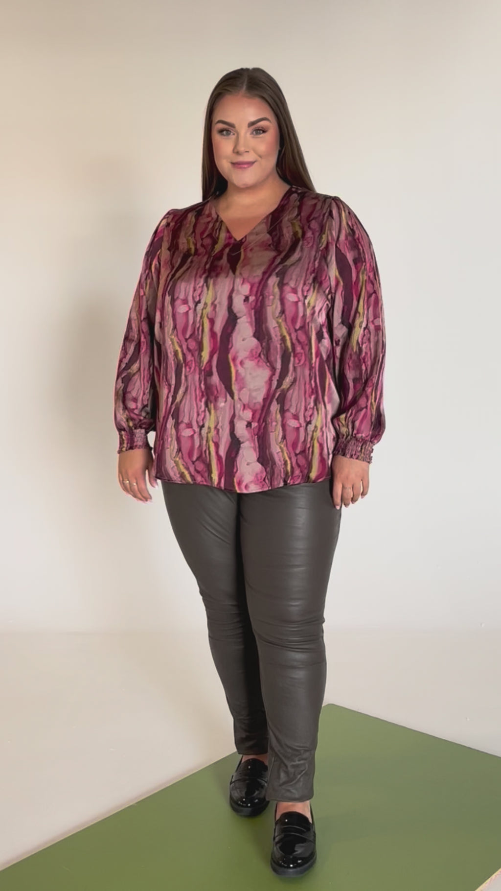 NO. 1 BY OX Bluse med v-udskæring Bluser Pink watercolour print