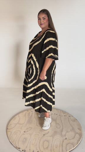 NO. 1 BY OX Kjole med cirkelmønster Kjoler Black and white tie dye