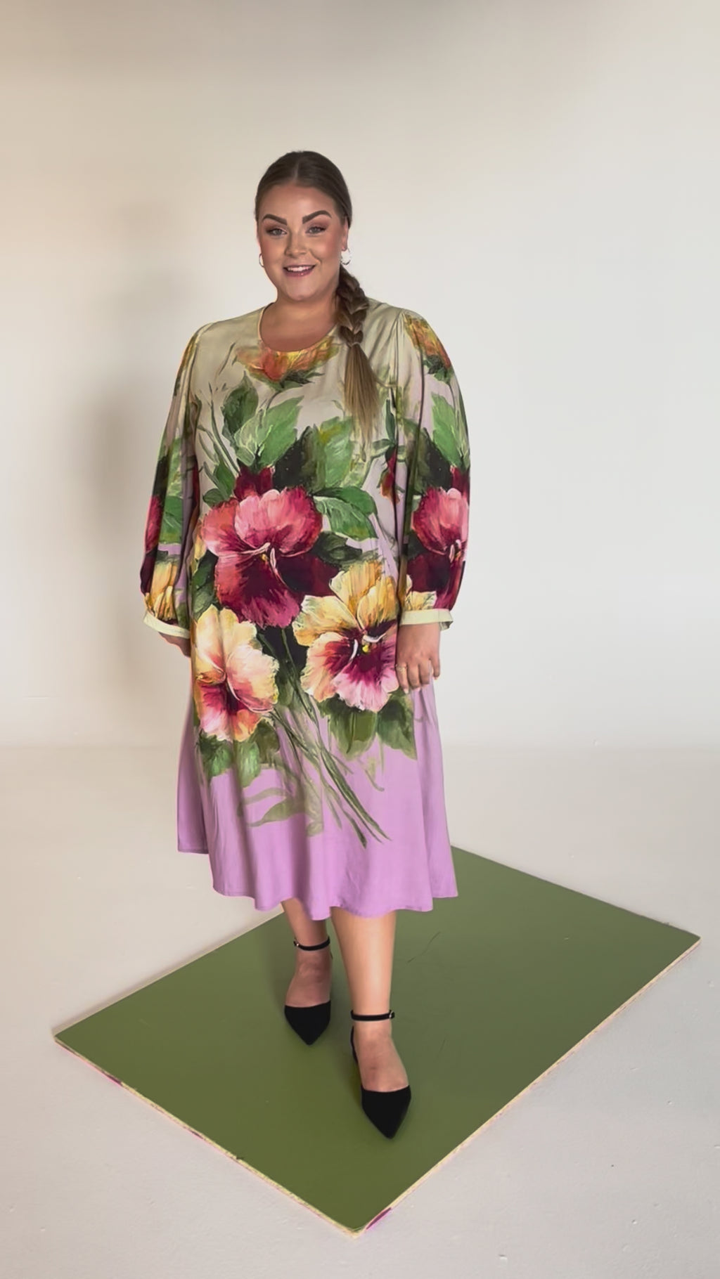 NO. 1 BY OX Elegant kjole med bindebånd Kjoler Sand with multicolored big flowers