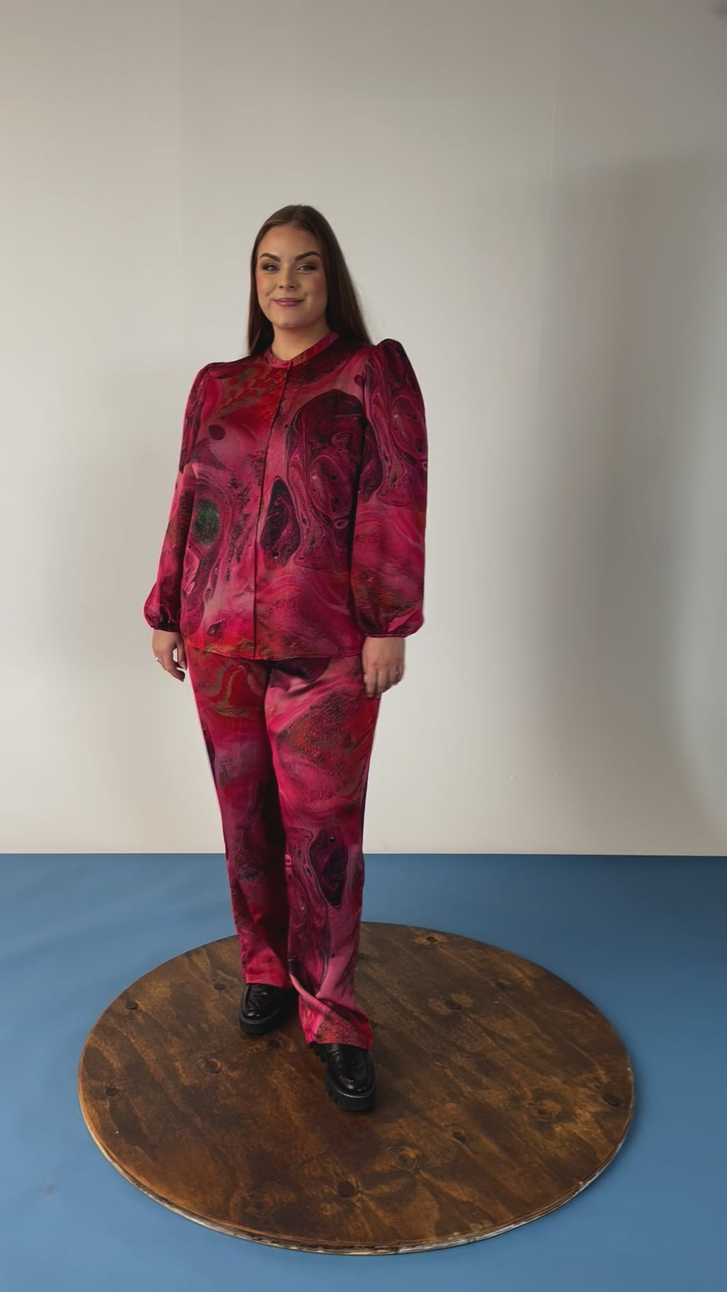 NO. 1 BY OX Elegante bukser med vidde Bukser Pink and Red marble print