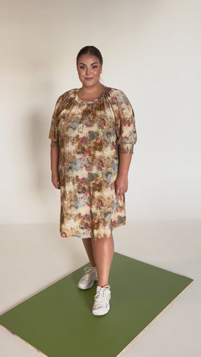 NO. 1 BY OX Elegant kjole med korte ærmer Kjoler Sand w watercolour flowers