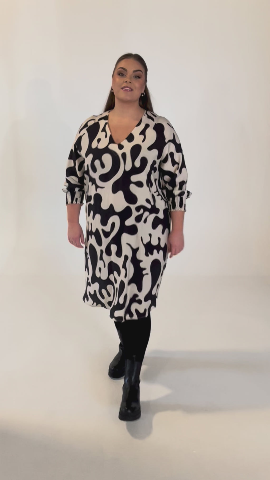 NO. 1 BY OX Elegant og klassisk kjole Kjoler Sand w Black splatter print