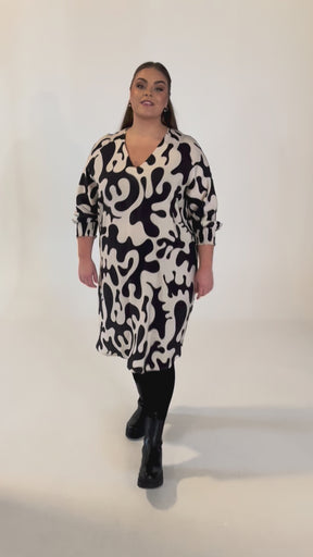 NO. 1 BY OX Elegant og klassisk kjole Kjoler Sand w Black splatter print