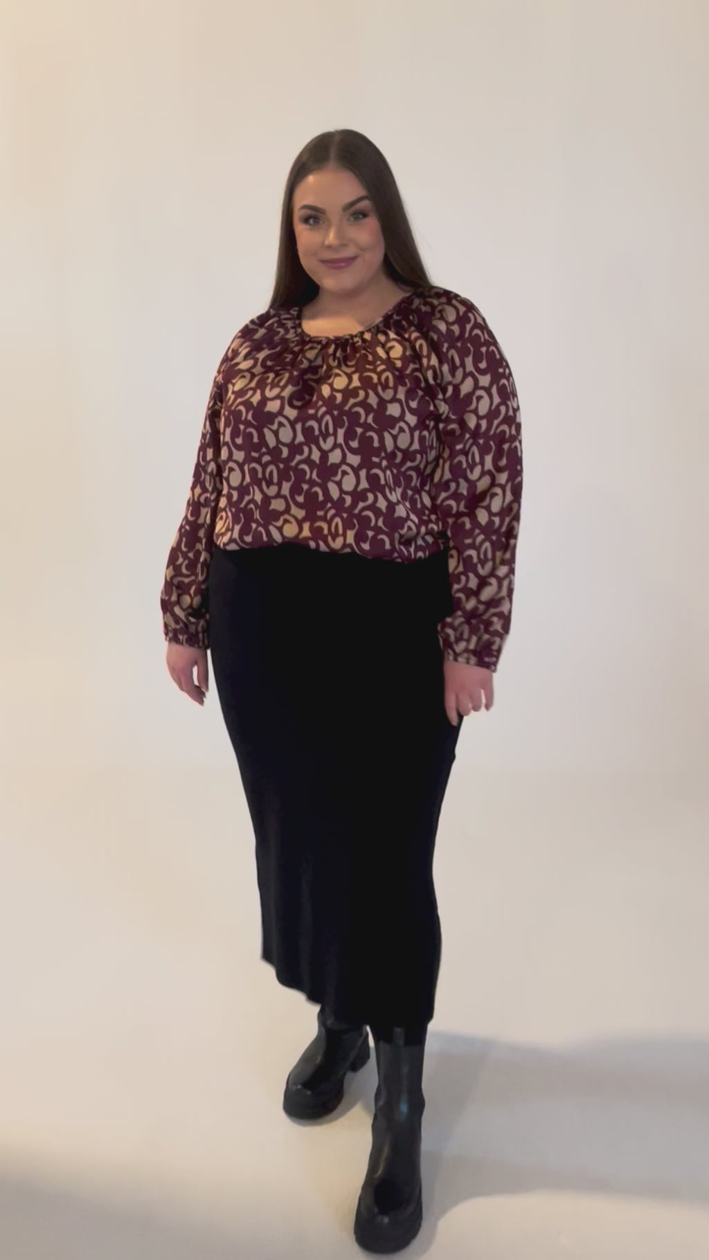 NO. 1 BY OX Elegant bluse Bluser Warm Sand w Syrah Red graphic print